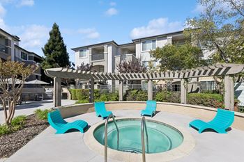 hot tub at Bridgeport Ranch apartments